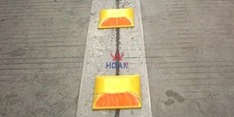 plasticroadstuds