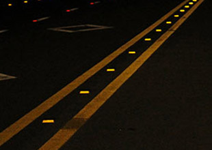 Are reflective road studs visible at night